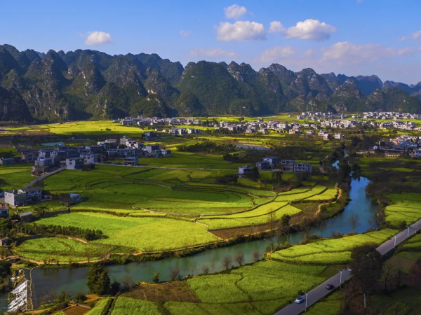 峰林之下，漫步踏浪，春意盎然，花海在山中