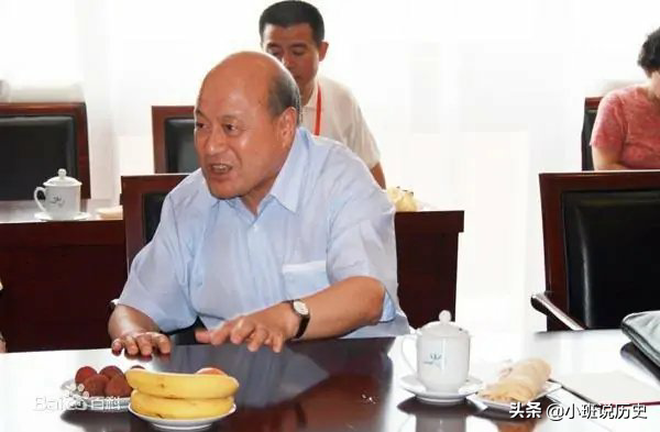 他16歲入黨，後來成為副省長，4年之後，56歲的他成為浙江省長