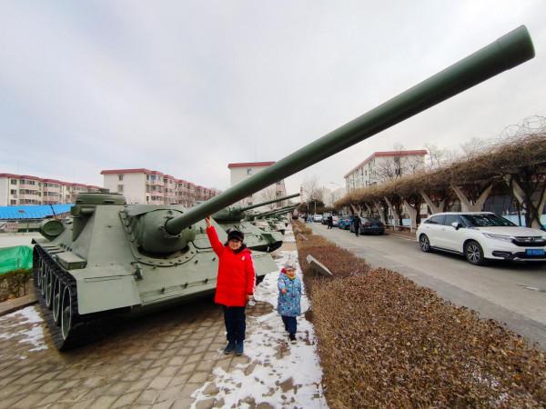 北京這個小區竟然藏著數十輛坦克，如同露天博物館，可近距離接觸