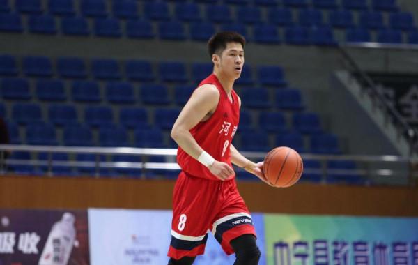 李楠帥位穩了！選秀又淘到寶，新人首秀20分9籃板，媲美鄭祺龍