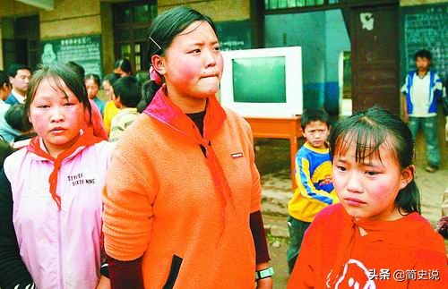 歌手叢飛夫婦相繼離世，兩個幼女成遺孤，15年後兩個女兒考入名校