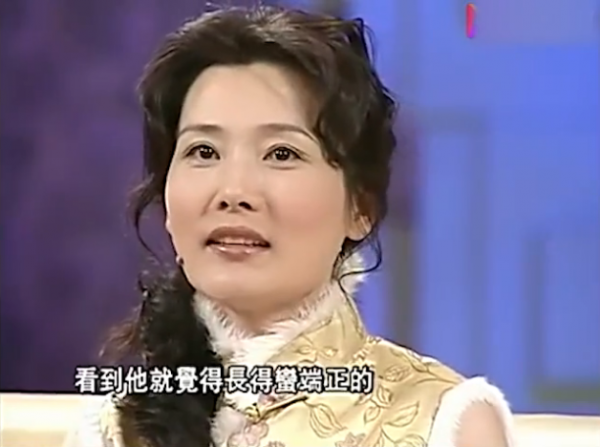 演員何賽飛：父親為她終身未娶，和初戀結婚34年，婚姻狀況如何？