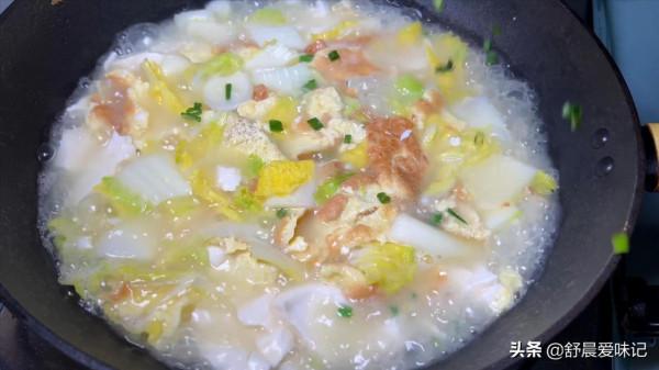 白菜豆腐湯，湯鮮味美汁濃白，豆腐嫩滑不易碎，營養豐富，真好喝
