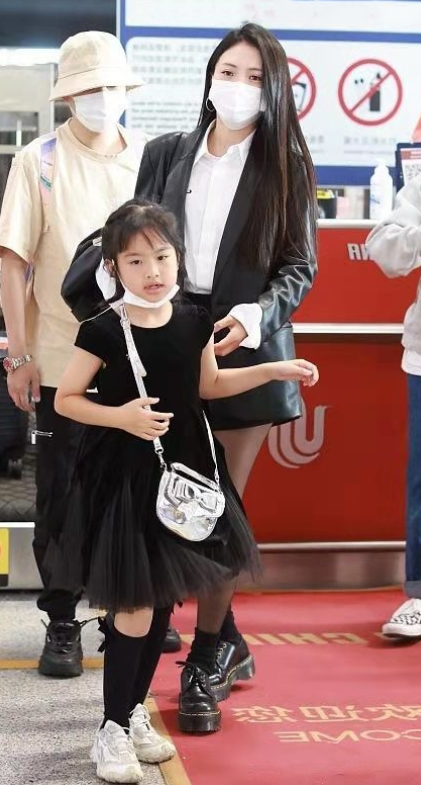 包貝爾真幸福，妻子包文婧時髦美豔似貴婦，女兒穿蓬蓬裙似小公主