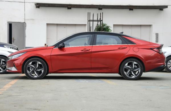 第七代伊蘭特,軸距2720毫米,外型運動適合年輕家庭 第七代伊蘭特,軸距2720毫米,外型運動適合年輕家庭