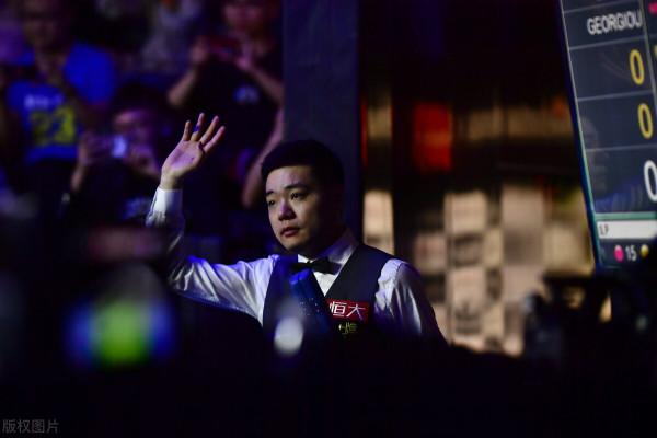 我國新星爆冷淘汰霍金斯，趙心童兩杆過百大勝，丁俊暉今晚亮相