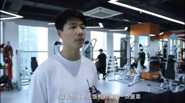 杭州小夥因為太瘦被分手，失戀後學大力水手狂吃菠菜