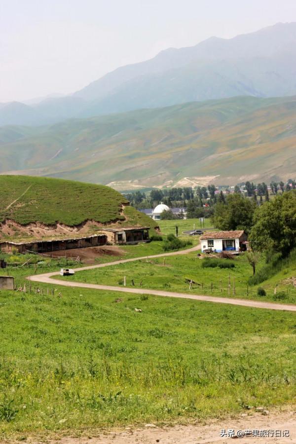 新疆伊犁天山下有個美麗的地方,雪山連綿野花盛開,風景遼闊壯觀 新疆伊犁天山下有個美麗的地方,雪山連綿野花盛開,風景遼闊壯觀