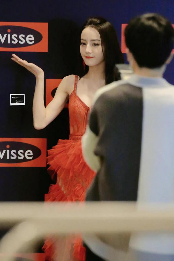 迪麗熱巴紅色吊帶開衩裙