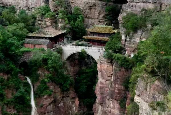 河北蒼巖山上藏著一神奇建築，懸空建在峭壁邊，異常穩定堅固