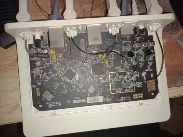 360P4G路由器拆機，看看是不是漏油導致WiFi訊號能連線卻沒流量