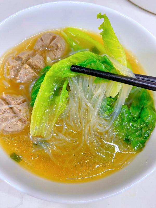 低脂低卡好喝不胖，生菜牛肉丸粉絲湯！味道超鮮