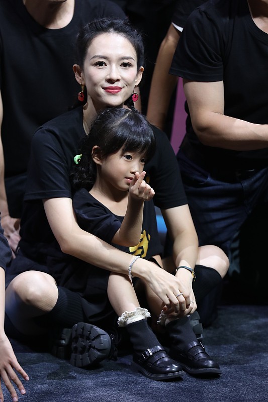 章子怡真沒有中年人的自覺,扎“少女感麻花辮”配搞怪耳飾,真嫩 章子怡真沒有中年人的自覺,扎“少女感麻花辮”配搞怪耳飾,真嫩