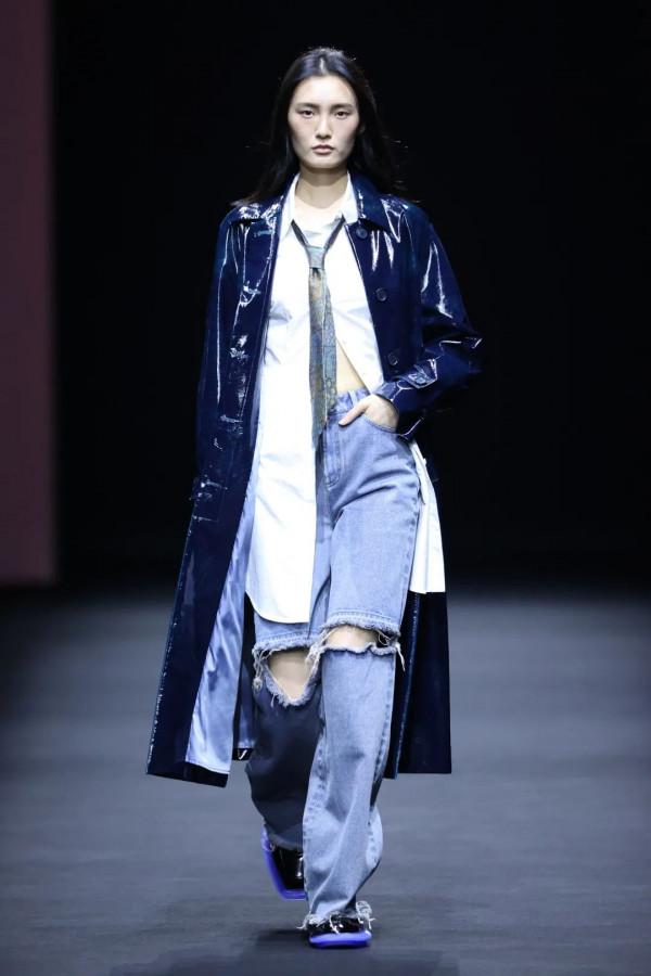 裴蓓的果敢女性衣櫥，被張家誠拍出來了