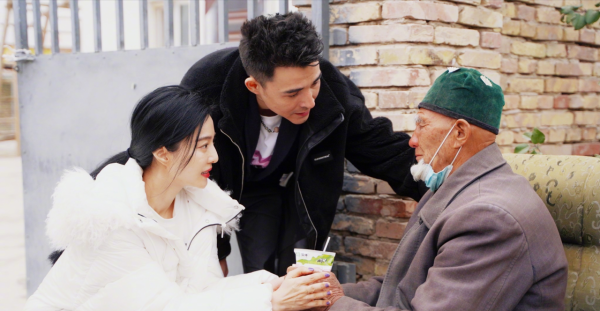 范冰冰遠赴新疆做公益，羅志祥當義工，網友：公益可以，洗白沒門