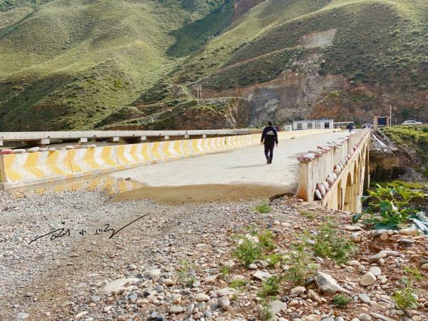 西藏洛隆的重要橋樑,就在國道349旁邊,曾是跨越怒江的唯一通道 西藏洛隆的重要橋樑,就在國道349旁邊,曾是跨越怒江的唯一通道