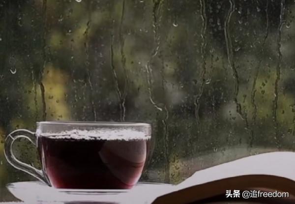 年會中&OpenCurlyDoubleQuote;365天帶薪休假&rdquo;小夥別笑敗給現實。網友：他是人間清醒