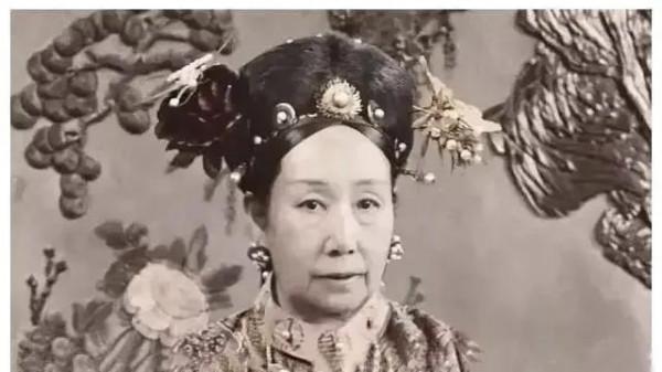 她被選秀入宮，卻獨攬大權伴隨四代帝王，她的故事比想象的更精彩