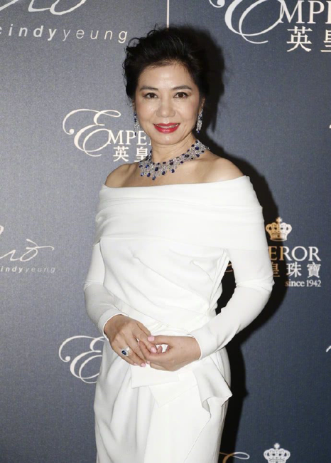 鐘楚紅61歲了還很靚，穿紫裙耐看又大氣，一眼就看出有沒有貴婦感