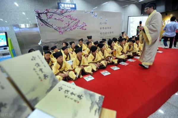 高階語文教師為何讓孩子3歲背唐詩?聽完解釋後,媽媽們紛紛效仿 高階語文教師為何讓孩子3歲背唐詩?聽完解釋後,媽媽們紛紛效仿