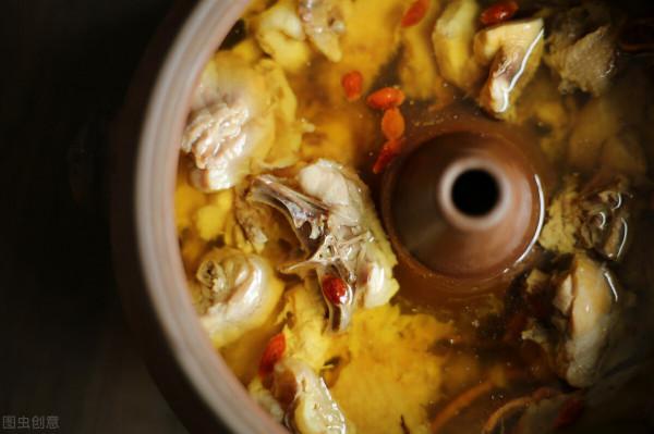 氣鍋雞是雲南特色美食,早在乾隆年間就開始在滇南民間流傳 氣鍋雞是雲南特色美食,早在乾隆年間就開始在滇南民間流傳