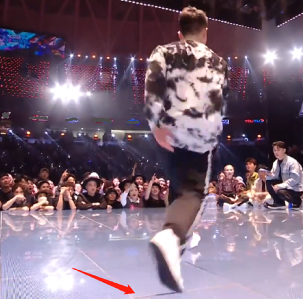 《街舞》全球直播翻車！地板鬆動事故頻發，王一博乾嘔張藝興胃疼