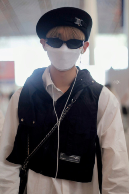 穿長裙、塗指甲油的boy黃明昊，男生還能這麼搭