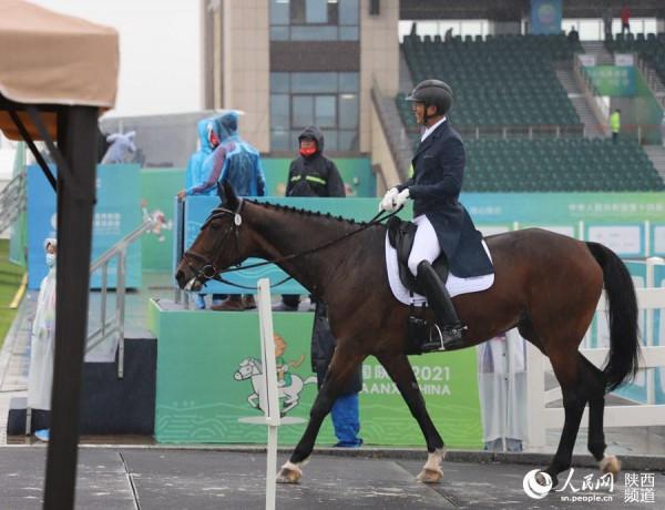 雨中馳騁！十四運會馬術盛裝舞步個人賽 廣東隊顧兵奪冠
