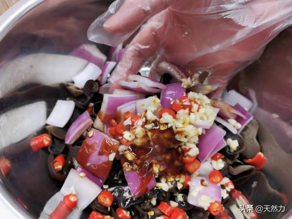飯店的洋蔥拌木耳是怎麼做出來的，告訴你步驟和技巧，收藏好哦