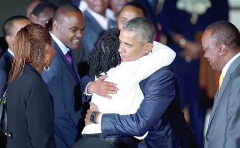 奧巴馬第一次回非洲老家:幫祖母扛大米,和兄弟坐在村頭喝酒 奧巴馬第一次回非洲老家:幫祖母扛大米,和兄弟坐在村頭喝酒