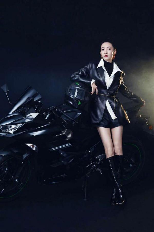 王麗坤“機車女”造型太颯了，皮衣短褲+高馬尾，筷子腿搶鏡