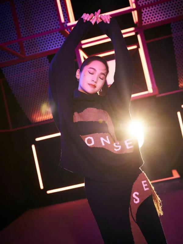 楊丞琳閃光的樂隊新造型