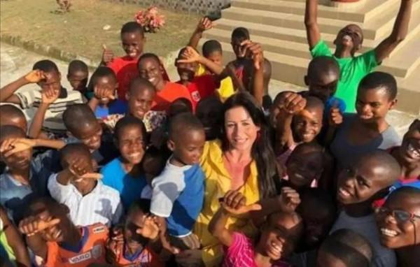 紅極一時的“討水男孩”，1歲被父母當巫童遺棄，後來怎麼樣了