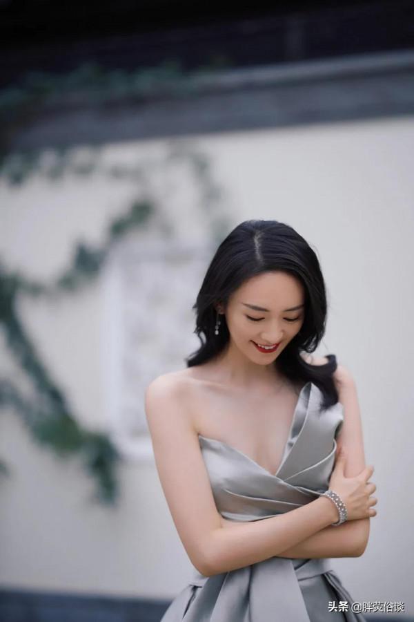 童瑤很喜歡展示鎖骨，氣質身材俱佳，就像年輕的章子怡