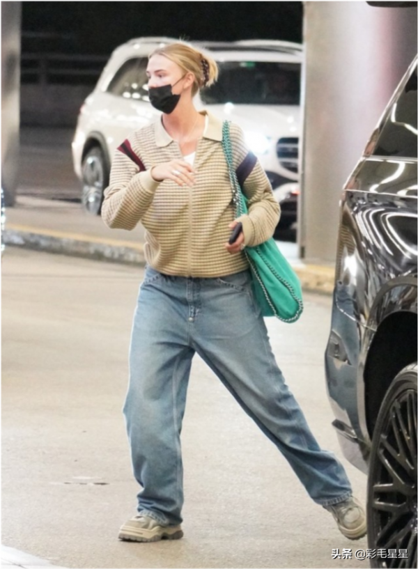 貝克漢姆愛妻維多利亞攜家人現身機場