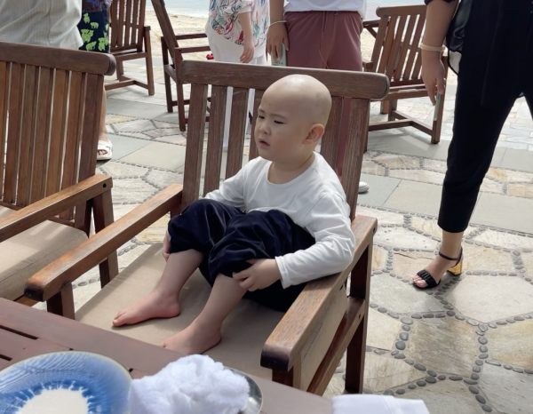 沈騰一家三亞度假，3歲兒子剃光頭氣質隨爹，父子海邊互動很暖心