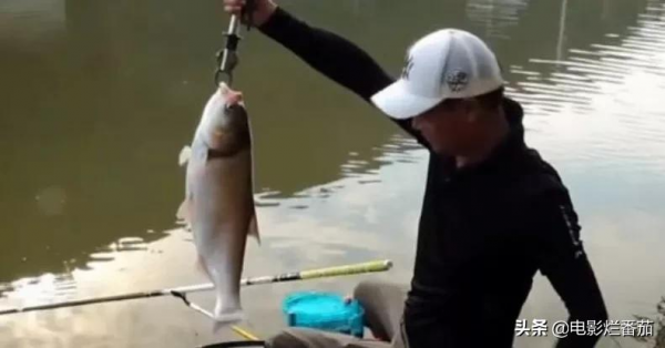 90年代放棄20萬年薪專職釣魚，“中國釣王”鄧剛，現在怎麼樣了？