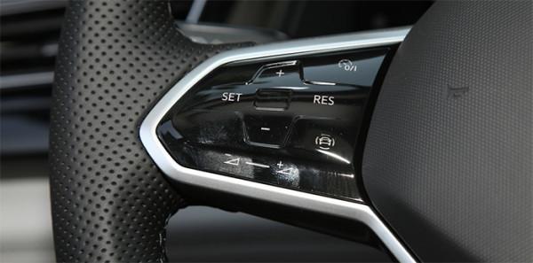 大塊頭也可以很好開！底盤、車機全新升級，試駕新款大眾途昂