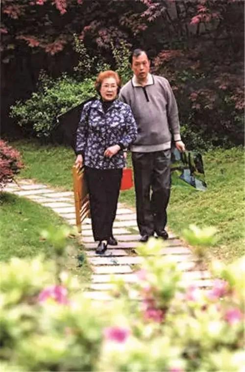 兒子金捷去世以後,秦怡回憶:他得瘋病都是我的原因,我對不起他 兒子金捷去世以後,秦怡回憶:他得瘋病都是我的原因,我對不起他