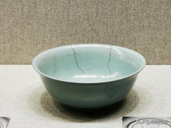 走故宮西路，先看那燦若星河的各代瓷器，彷彿踏入流淌的歷史長河