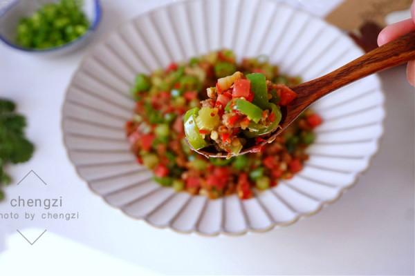 4種食材巧搭配，切碎簡單一炒，比大魚大肉饞人，拌米飯能吃兩碗