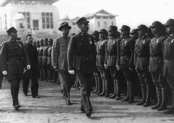 1949年，蔣介石正在別墅午睡，侍衛長推門而入：共軍衝破長江防線