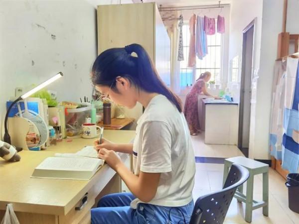 寒門女孩693分考上清華，母親蹬三輪供她讀書，她從沒覺得生活苦