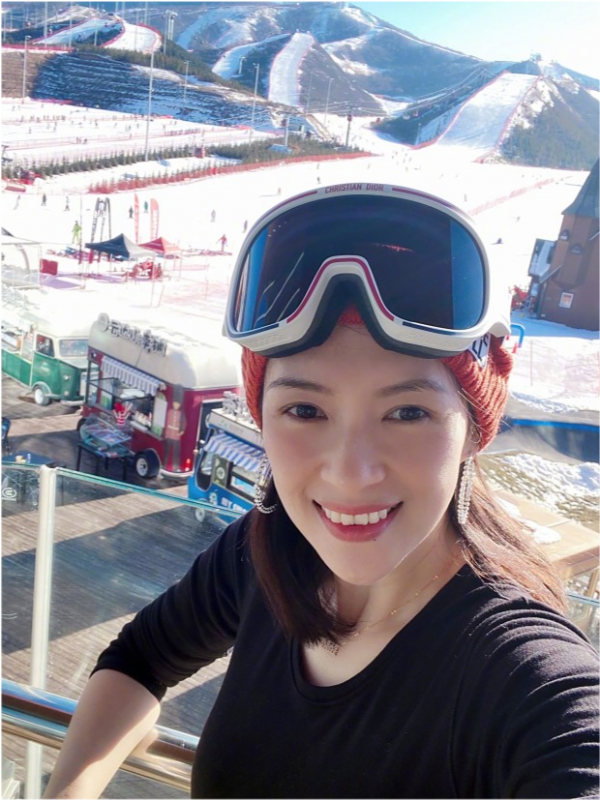 章子怡帶女兒滑雪太愜意！5歲醒寶穿套裝帶童星範，氣場不輸媽媽