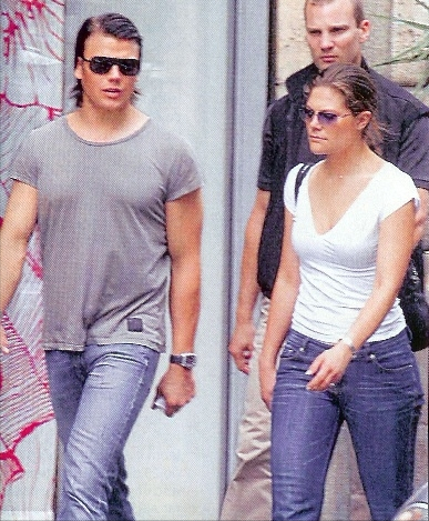 “未來女王”艾斯黛拉：和母親開創女王時代，卻因父親被國民指責