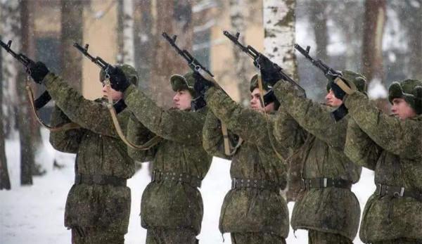 子彈耗盡,可以撿起敵人的槍繼續戰鬥嗎?老兵忠告:不怕死就行 子彈耗盡,可以撿起敵人的槍繼續戰鬥嗎?老兵忠告:不怕死就行