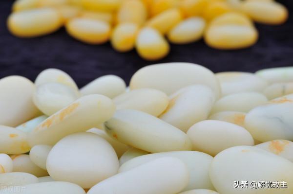 新疆除了和田玉，石頭也金貴，隨便撿起一塊，說不定就能發財