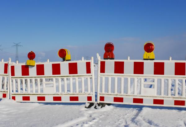 明星又來“特權”？王珞丹拖欠民工血汗錢9年，張國立拍戲封路