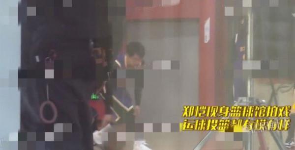 鄭愷一家罕見同框!女兒小酸奶全身照首次曝光,走路不穩萌態足 鄭愷一家罕見同框!女兒小酸奶全身照首次曝光,走路不穩萌態足