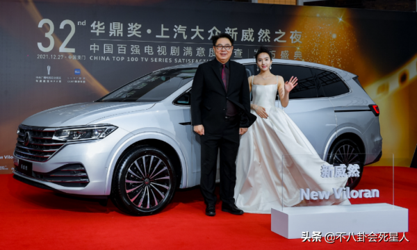 華鼎獎7位老戲骨現身！唐國強氣場強，鞏漢林給主持人鞠躬見人品